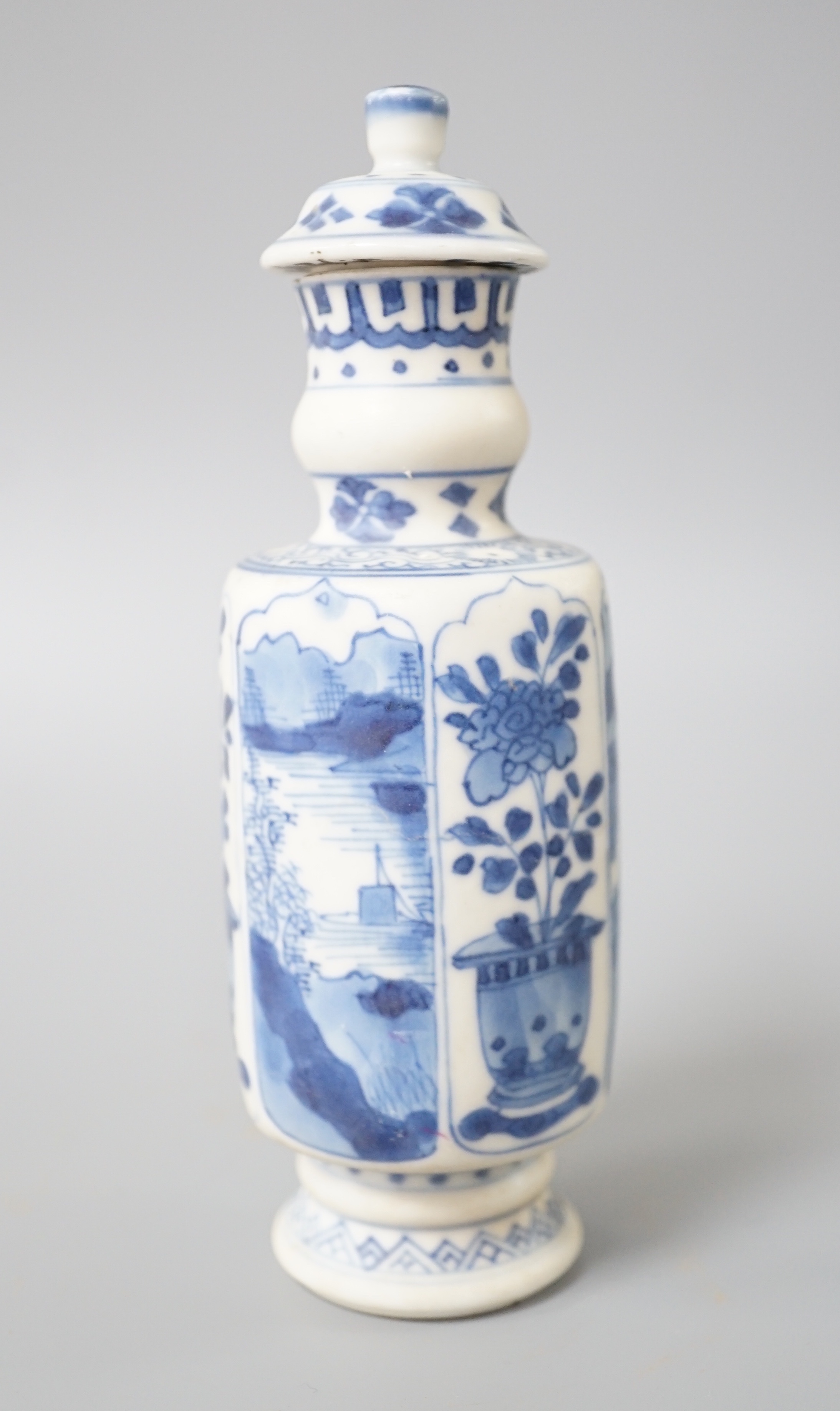 A small lidded Chinese blue and white Vung Tau cargo vase, Qing dynasty 15cm